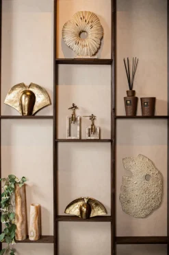 PTMD Ornament Aleria Beige dame met fluit op marmeren voetstuk