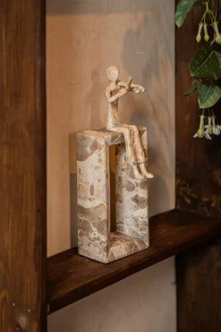 PTMD Ornament Aleria Beige viooldame op marmeren voetstuk