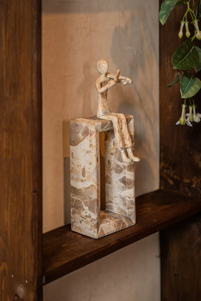 PTMD Ornament Aleria Beige viooldame op marmeren voetstuk