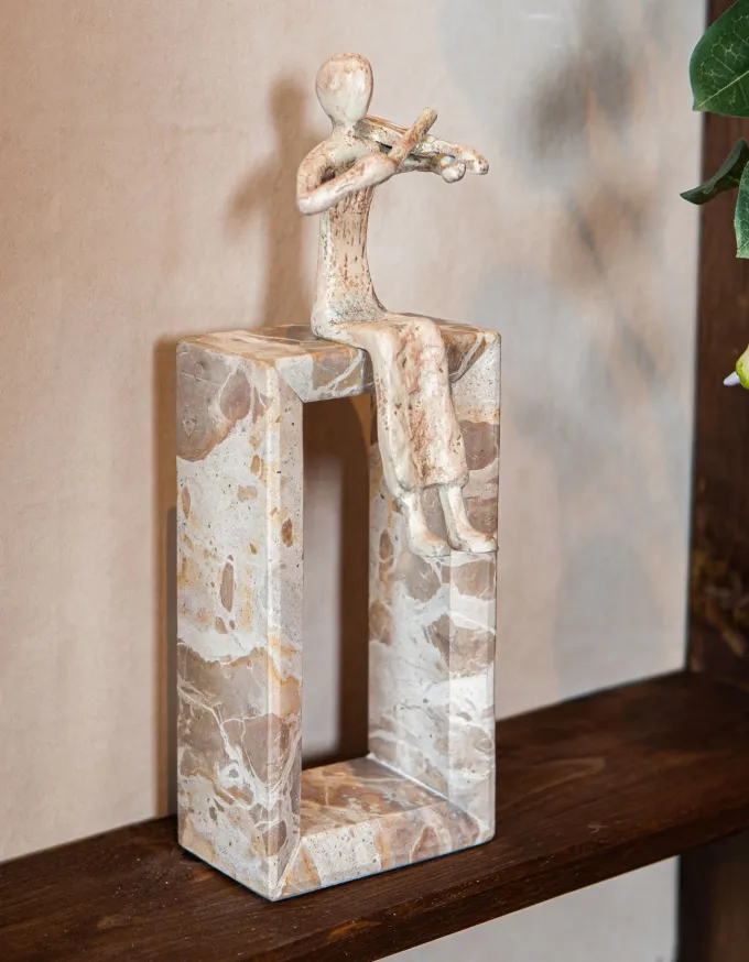 PTMD Ornament Aleria Beige viooldame op marmeren voetstuk