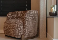 Richmond Interiors Lounge stoel Hannah bruin labyrinth fire retardant