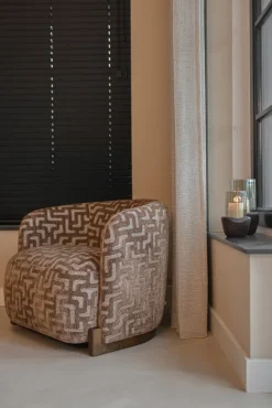 Richmond Interiors Lounge stoel Hannah bruin labyrinth fire retardant