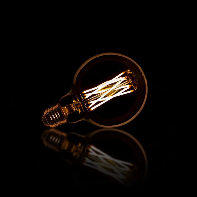 WoonStijl Lichtbron LED filament bol Ø9 5 - E27 6W dimbaar / Amberkleurig glas